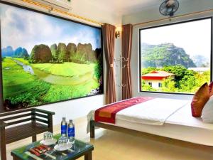 een slaapkamer met een groot schilderij van een golfbaan bij Trang An Mountain View Homestay in Ninh Binh