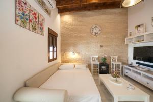 セビリアにあるAlohaMundi Castilla IIのレンガの壁、ベッド2台が備わるベッドルーム1室が備わります。