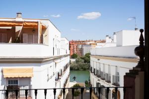desde el balcón de un río entre edificios en AlohaMundi Castilla II, en Sevilla