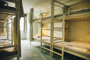 Letto o letti in una camera di Nui. HOSTEL & BAR LOUNGE