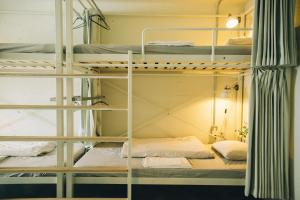 Letto o letti in una camera di Nui. HOSTEL & BAR LOUNGE