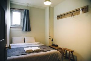 Letto o letti in una camera di Nui. HOSTEL & BAR LOUNGE