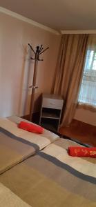 バトゥミにあるluizaのベッド2台(壁にクロス付)が備わるベッドルーム1室 +3枚の写真