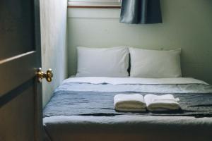 Letto o letti in una camera di Nui. HOSTEL & BAR LOUNGE