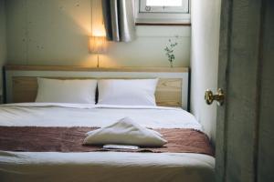 Letto o letti in una camera di Nui. HOSTEL & BAR LOUNGE