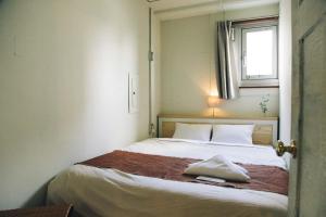 Letto o letti in una camera di Nui. HOSTEL & BAR LOUNGE