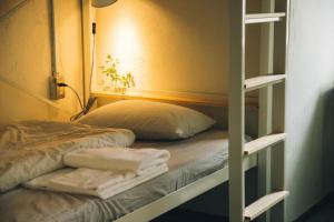 Letto o letti in una camera di Nui. HOSTEL & BAR LOUNGE