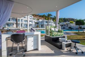 A piscina localizada em Dimitra Beach Hotel & Suites ou nos arredores