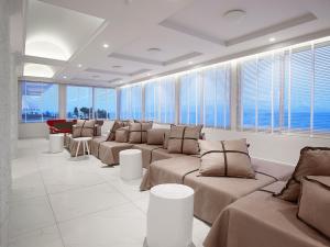 Uma área de estar em Dimitra Beach Hotel & Suites