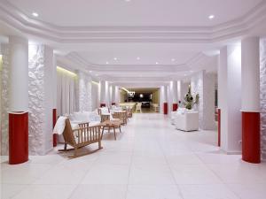 Uma área de estar em Dimitra Beach Hotel & Suites