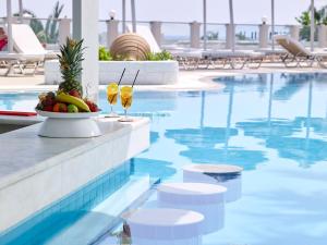 A piscina localizada em Dimitra Beach Hotel & Suites ou nos arredores