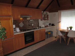Kuchyň nebo kuchyňský kout v ubytování Nordsee Haus An't Oll Deep