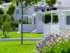 Um jardim em Dimitra Beach Hotel & Suites