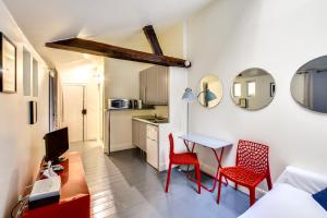 una stanza con tavolo e due sedie e una cucina di Unit 011 Saint Germain des Près (Seine) a Parigi