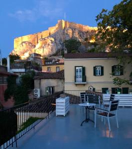 balcón con mesa y vistas a la montaña en Acro&Polis, en Atenas