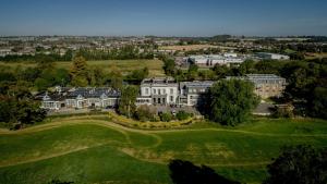 eine Luftansicht eines großen Hauses auf einem Golfplatz in der Unterkunft Hotel Minella & Leisure Centre in Clonmel