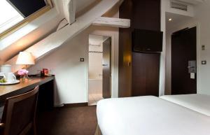 Postel nebo postele na pokoji v ubytování Hôtel Le Colisée