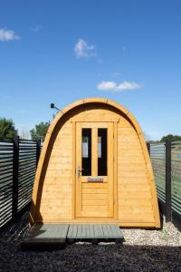 un garage en bois avec une porte dans une clôture dans l'établissement PERFECT BUSINESS ACCOMMODATION at SIDINGS FARM - Luxury Cottage Accommodation - Fully equipped & Self Catering, à Pidley