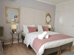 Postel nebo postele na pokoji v ubytování Vogue 23 Boutique Hotel in Cascais