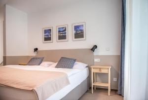 1 Schlafzimmer mit 2 Betten und einem Beistelltisch in der Unterkunft Resort-Restaurant Stilec in Kamenný Újezd
