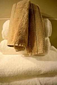 une pile de serviettes assises sur une pile de serviettes dans l'établissement Gifford House, à Édimbourg