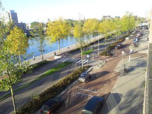 Výhled na řeku, která protéká v blízkosti hotelu