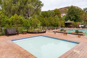 una piscina en un patio de ladrillo con una valla en Montagu Springs Resort, en Montagu 25 fotos más