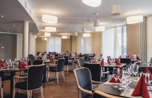 Restaurace v ubytování Pflegehotel Sutz-Lattrigen + 37 fotografií