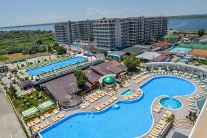 - une vue aérienne sur la piscine d'un complexe dans l'établissement Phoenicia Royal Hotel, à Mamaia Nord – Năvodari