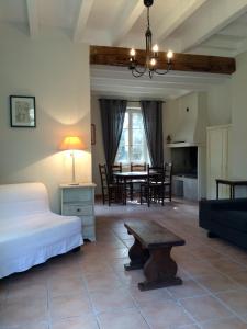un soggiorno con un letto e un tavolo di Château Pech-Celeyran a Salles-dʼAude Altre 53 foto