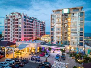 una vista aérea de un estacionamiento con dos edificios altos en Phoenicia Luxury Hotel, en Mamaia Nord – Năvodari