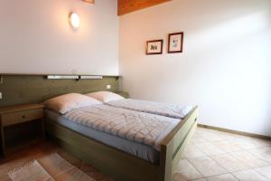 een slaapkamer met een bed in een kamer bij Al Trovante - Gardaslowemotion in Tenno