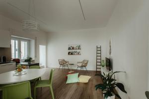 Il comprend une cuisine et un salon avec une table et des chaises. dans l'établissement Mirasassi, à Matera
