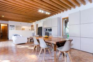 eine Küche und ein Esszimmer mit einem Holztisch und Stühlen in der Unterkunft Villa Son Floriana in Son Servera