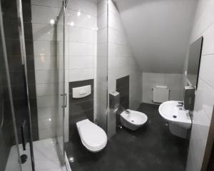 Bathroom sa Restauracja i hotel Pod Kasztanami