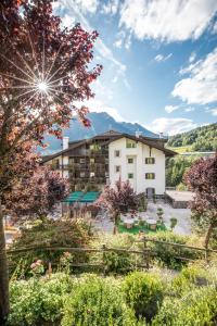 vista para o hotel a partir do jardim em Belvedere Dolomites Flower Hotel em Moena