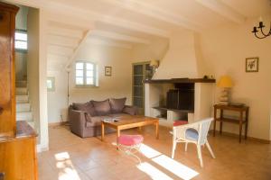 un soggiorno con un divano e un tavolo di Château Pech-Celeyran a Salles-dʼAude