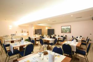 a dining room with tables and chairs at Hotel Levante in Fossacesia