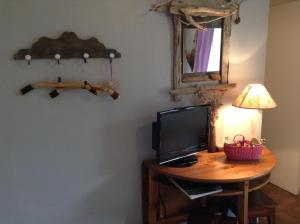 En tv och/eller ett underhållningssystem på Cottage Prairie Bonheur