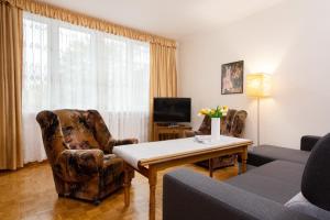 - un salon avec un canapé et une table dans l'établissement Apartments Warsaw Arabska, à Varsovie