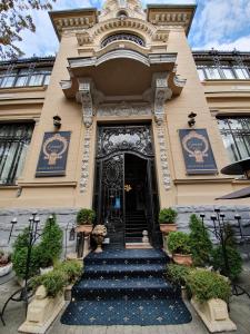 布加勒斯特的住宿－格蘭德精品酒店，一座建筑,设有通往门的楼梯