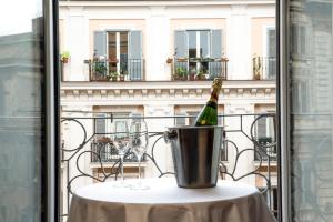 ローマにあるTourist House B&Bのテーブルの上に置いたバケツに入ったシャンパン1本
