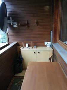 drewniany stół w pokoju z umywalką w obiekcie Ausseeerland w mieście Bad Aussee