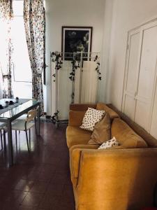uma sala de estar com um sofá e uma mesa em Domus Santa Caterina em Roma