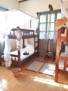 Katil dua tingkat atau katil-katil dua tingkat dalam bilik di Hakuna Matata Villa