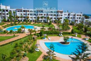 een luchtzicht op een resort met 2 zwembaden bij Marina Beach Appart Hôtel in M'diq
