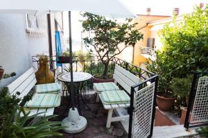 un patio con mesa, sillas y sombrilla en Golfo dei poeti en Lerici