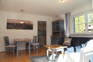 ein Wohnzimmer mit einem Tisch und einem Sofa in der Unterkunft Oberstdorfer Bergwelt Dalchow in Oberstdorf