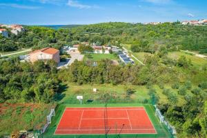 Tenis a/nebo squash v ubytování Mobile Home Rojnic nebo okolí