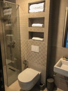 Phòng tắm tại Qama Hotel